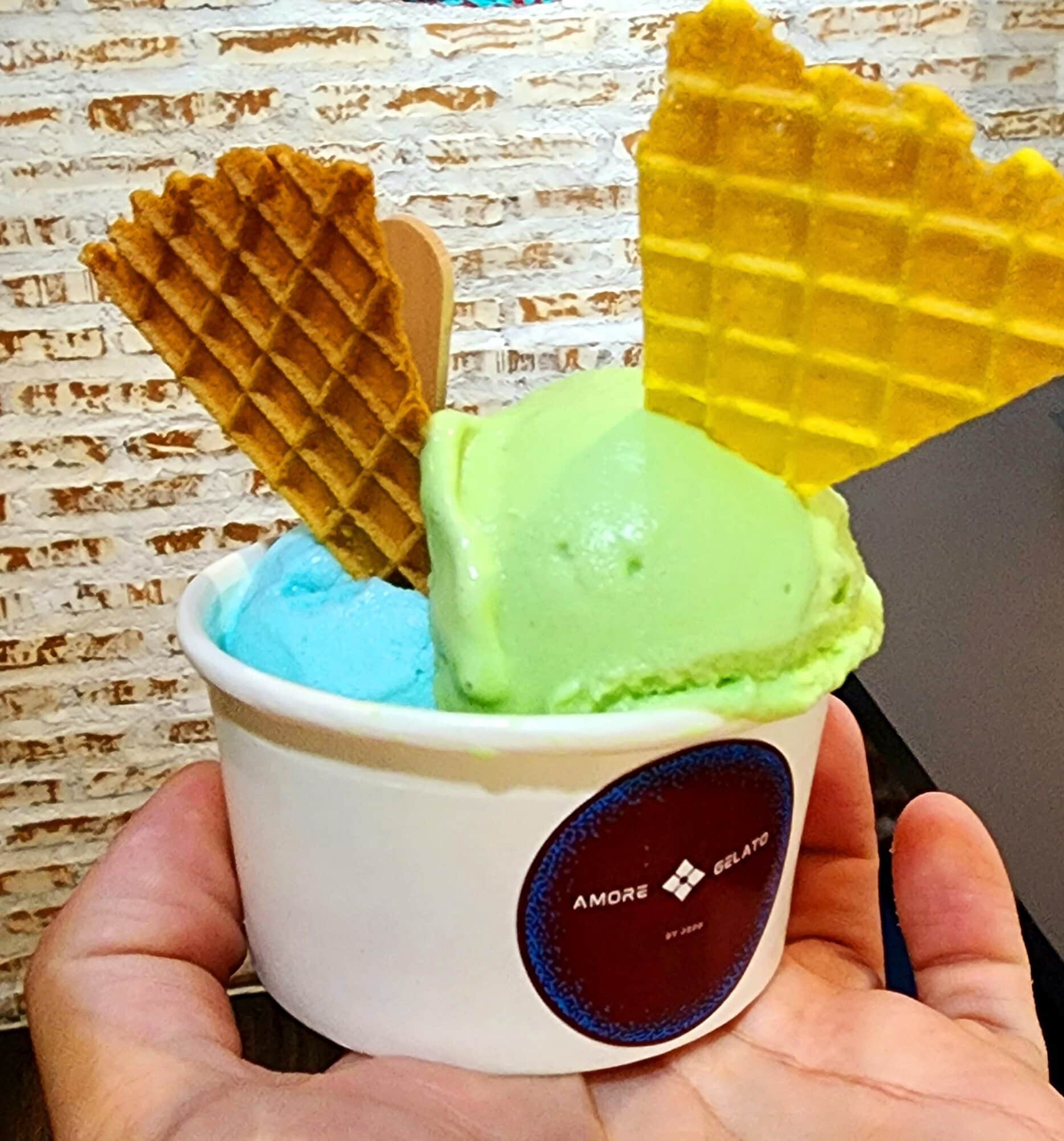Cup gelato italia matcha biru di latar dinding bata — kursus gelato franchise La Gelato Academy