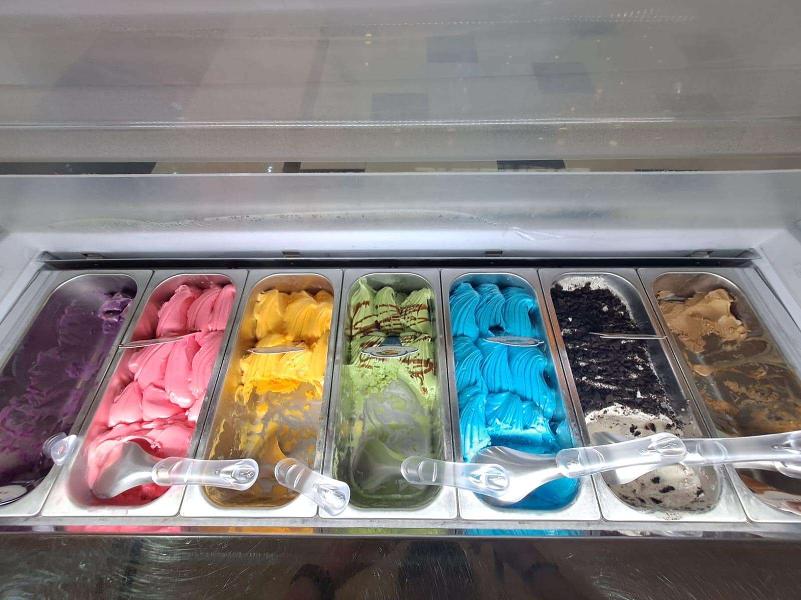 Seven-flavor Italian Gelato display case by La Gelato Academy for B2B products