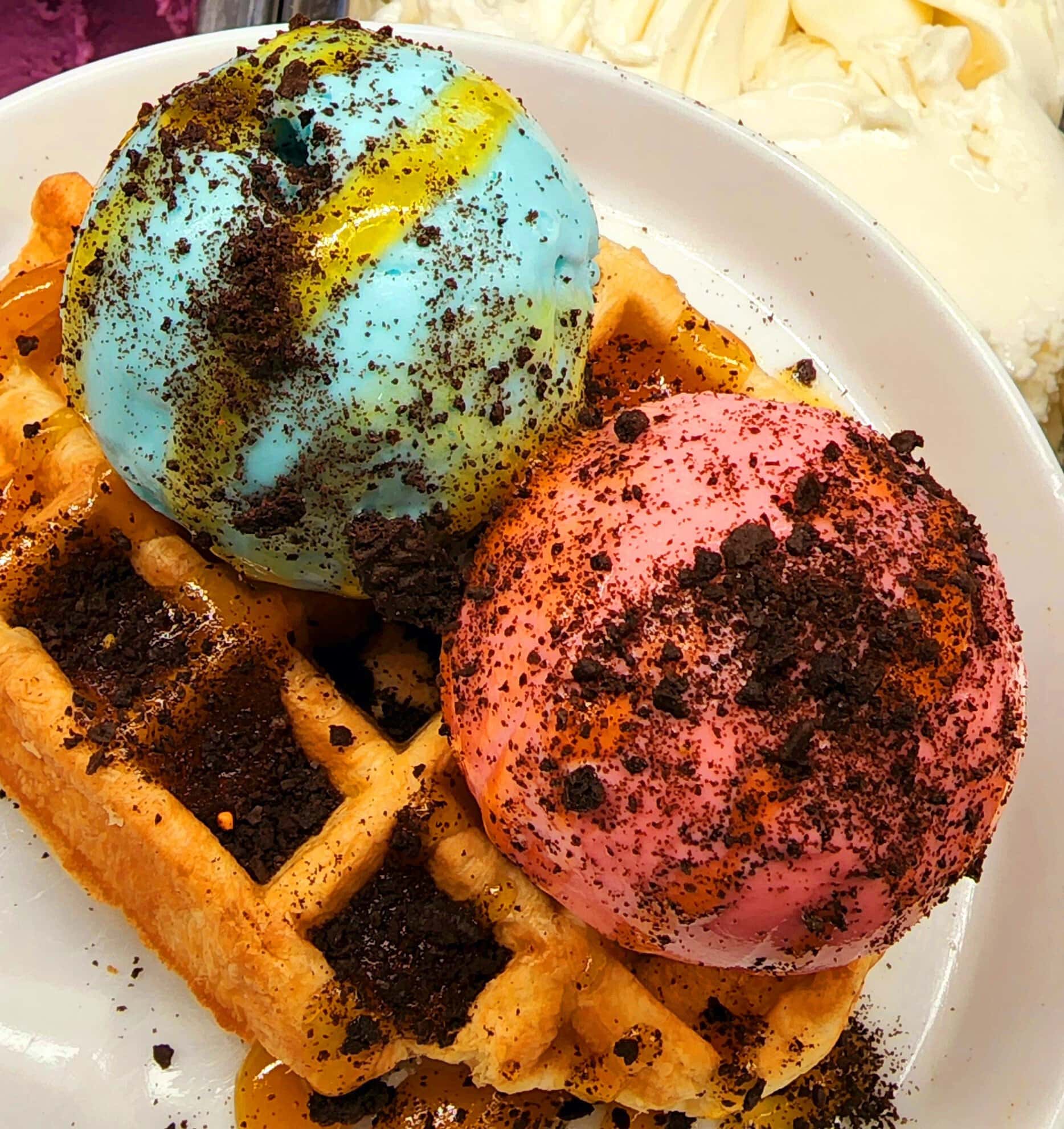 Gelato italia di waffle dengan dua scoop dan cookie crumble — kursus gelato La Gelato Academy